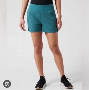 Athleta Trekkie North Shorts 2 Borealis Green